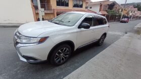 2017 Mitsubishi Outlander solo 16000km